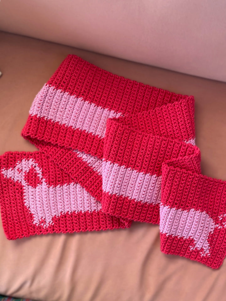 Häkelpaket Sausage Dog Scarf - Englischsprachig - Devout Hand